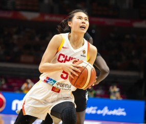 进攻回暖防守值得商榷，老将发威女篮拿下关键一战，双塔并非万能