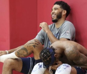 开云官方-亦兄亦友！比尔塔图姆合力出征 未来在波士顿相遇？